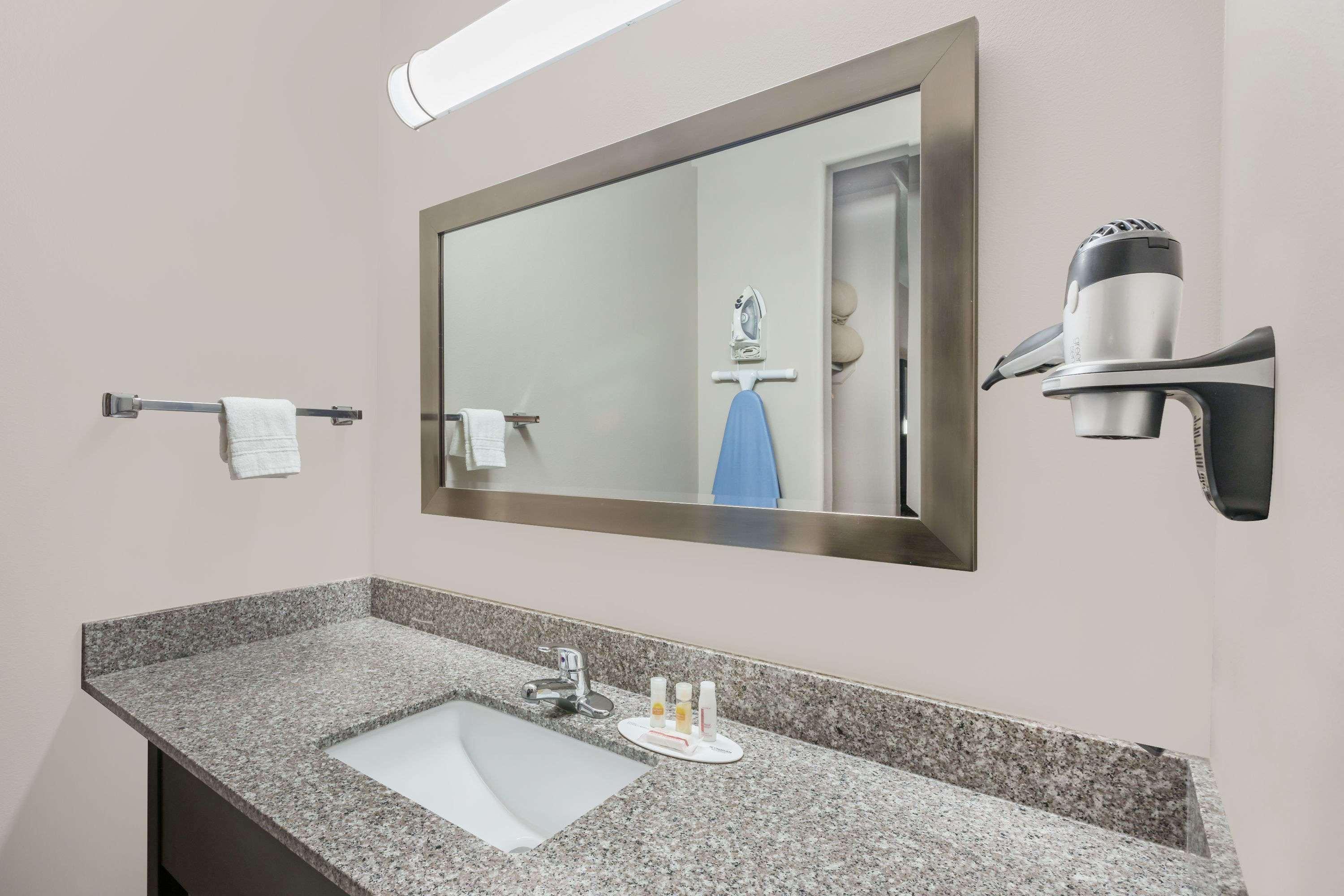 Days Inn By Wyndham Dilley Bagian luar foto