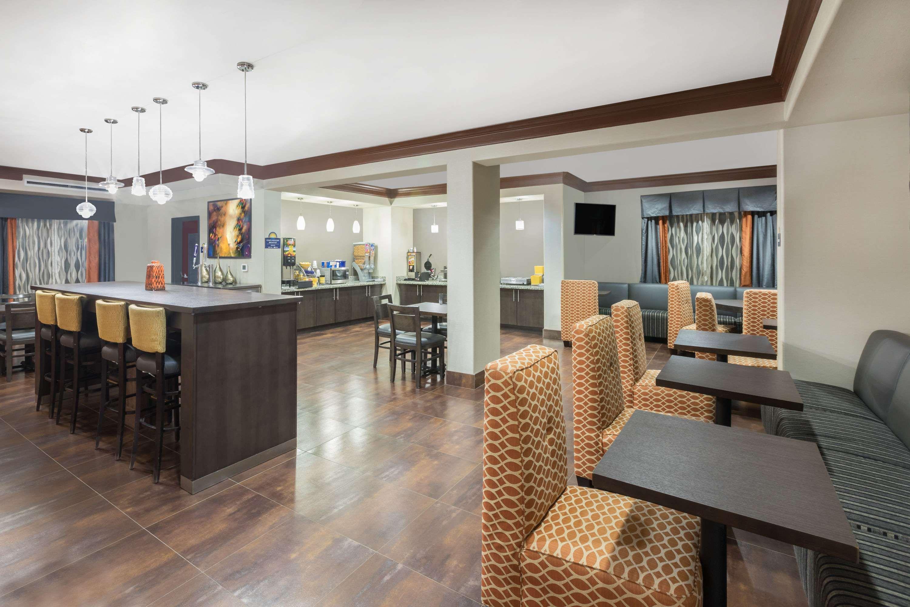 Days Inn By Wyndham Dilley Bagian luar foto