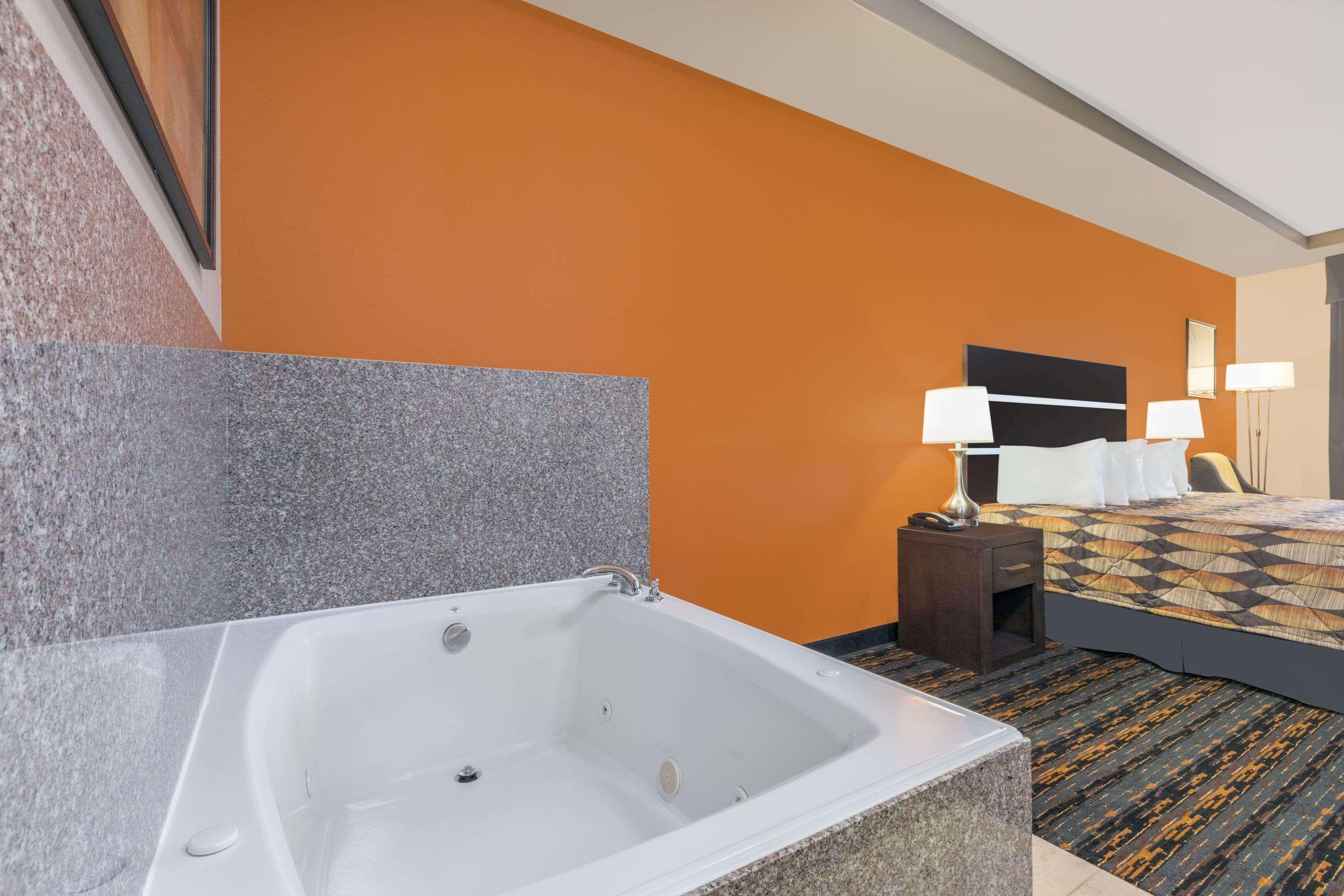 Days Inn By Wyndham Dilley Bagian luar foto