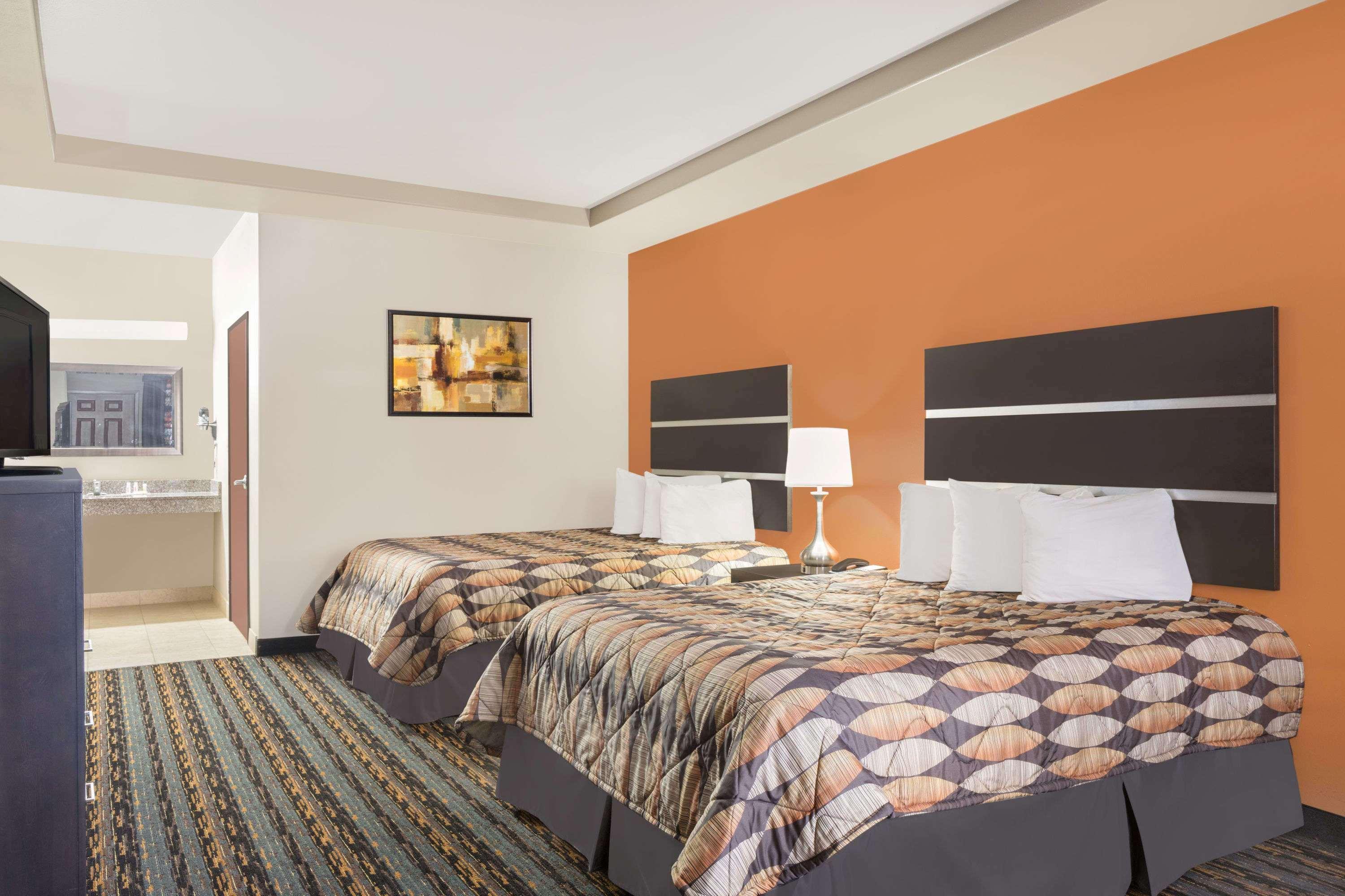 Days Inn By Wyndham Dilley Bagian luar foto