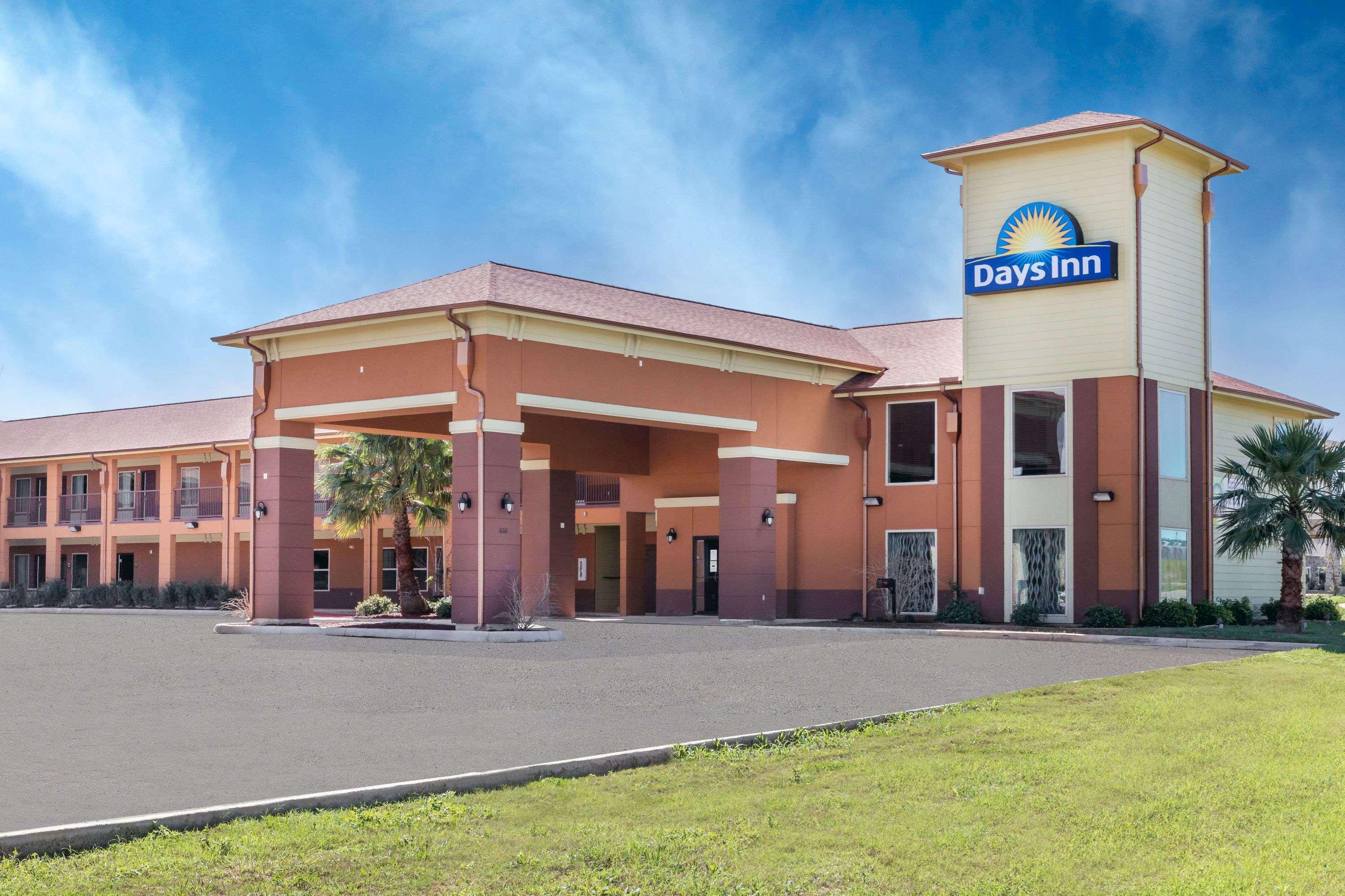 Days Inn By Wyndham Dilley Bagian luar foto