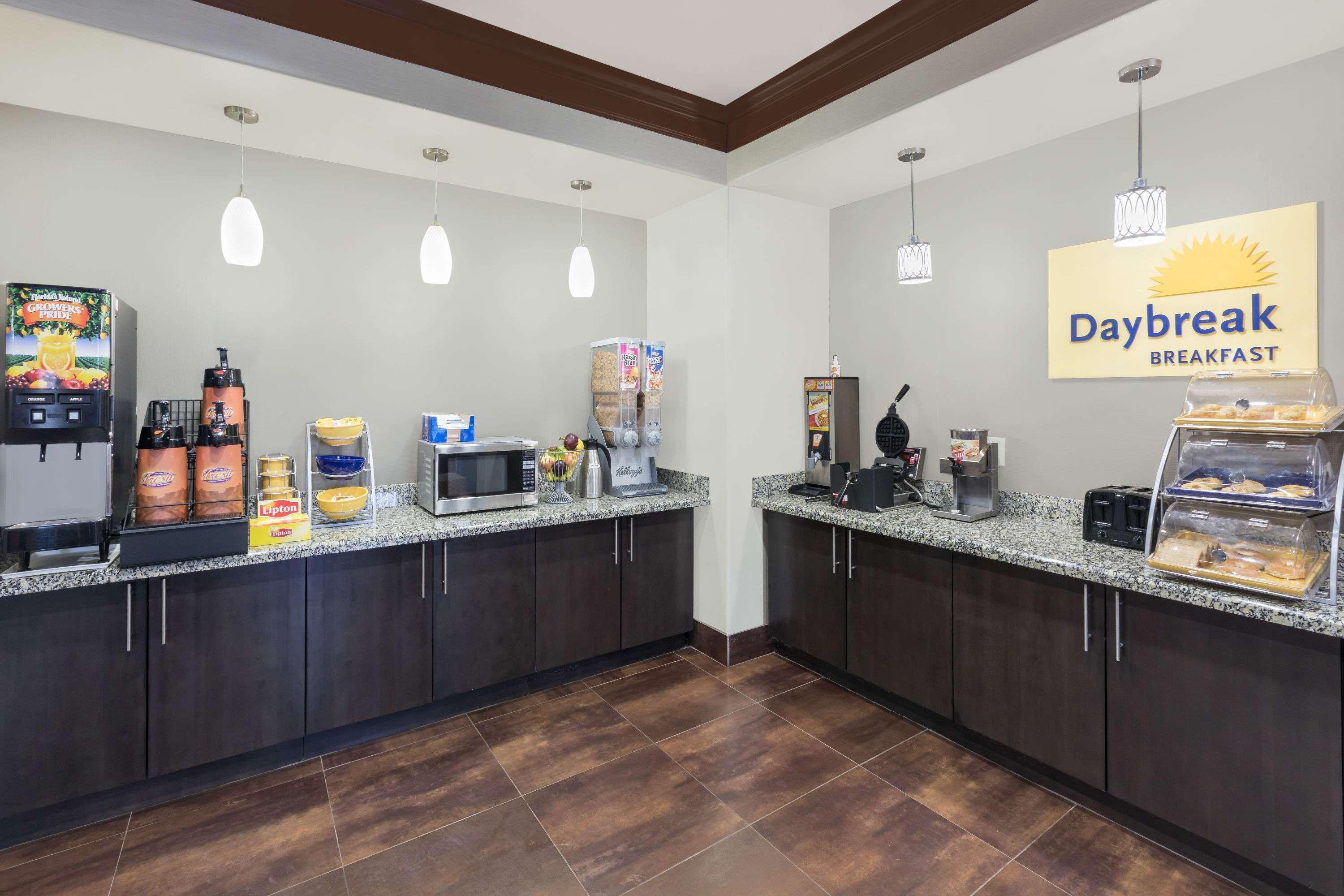 Days Inn By Wyndham Dilley Bagian luar foto