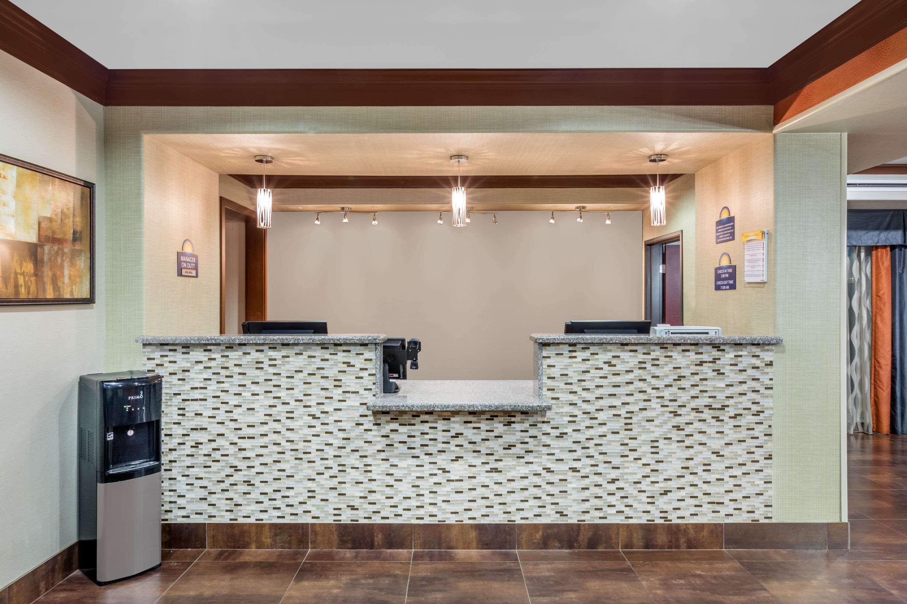 Days Inn By Wyndham Dilley Bagian luar foto